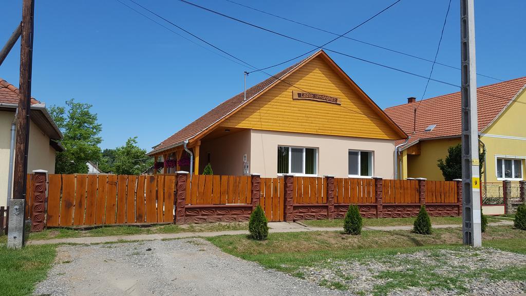 Hotel Ladik Vendeghaz Tiszafüred Zewnętrze zdjęcie